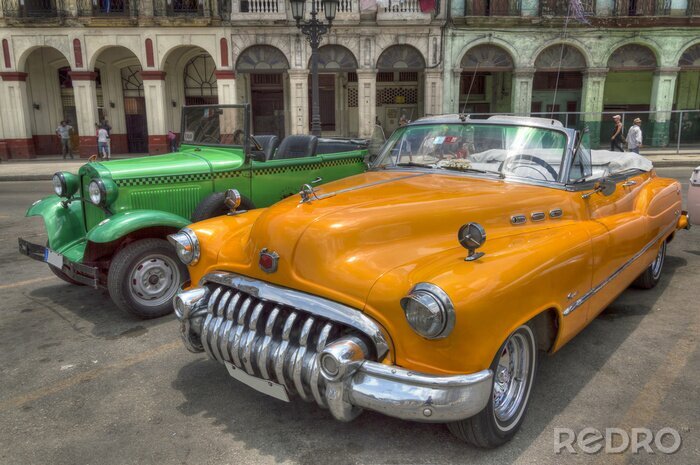 Fotobehang Oranje en groene auto's voor Capitolio, Havana, Cuba