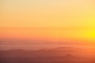 Fotobehang Oranje luchtaura bij zonsondergang