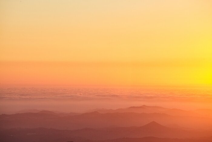 Fotobehang Oranje luchtaura bij zonsondergang