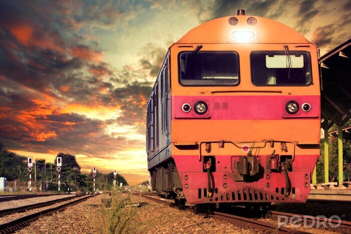 Fotobehang Oranje trein in de avond