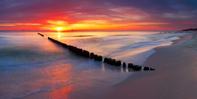 Oranje zonsondergang over de Poolse zee