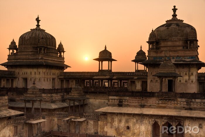 Fotobehang Orcha Palaceat zonsondergang, India.