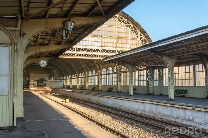 Fotobehang Oud station met een platformklok leeg zonder mensen.