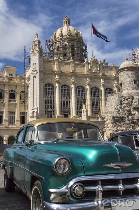 Fotobehang Oude Amerikaanse auto in de voorkant van het presidentieel paleis in Havana