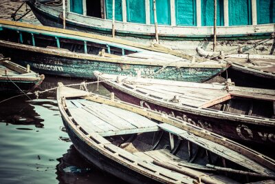 Fotobehang Oude boten op bruine water van de Ganges rivier, Varanasi, India