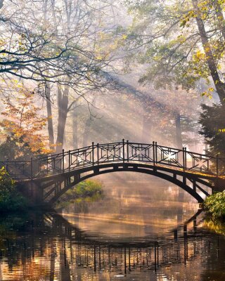Fotobehang Oude brug in het najaar mistige park