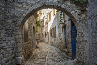 Fotobehang Oude en smalle straat, geplaveid van kasseien, Bale, Kroatië