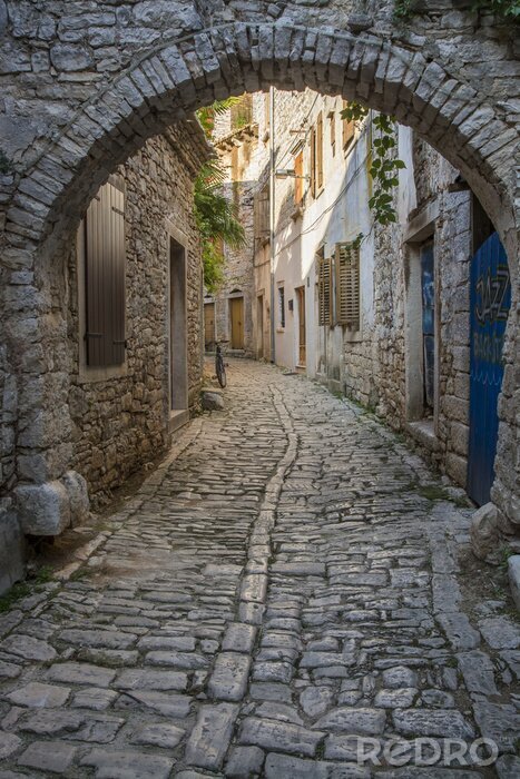 Fotobehang Oude en smalle straat, geplaveid van kasseien, Bale, Kroatië