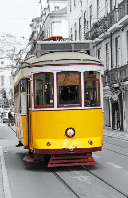 Fotobehang Oude gele tram in Lissabon