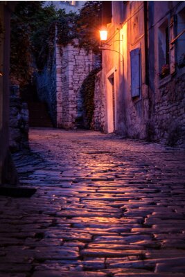 Fotobehang Oude geplaveide straat in de nacht-Pula, Kroatië