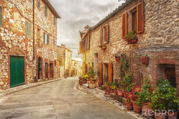 Fotobehang Oude Italiaanse kleurrijke stad in Toscane