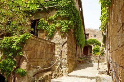 Oude kleine steen middeleeuwse straat in de historische stad, Italië
