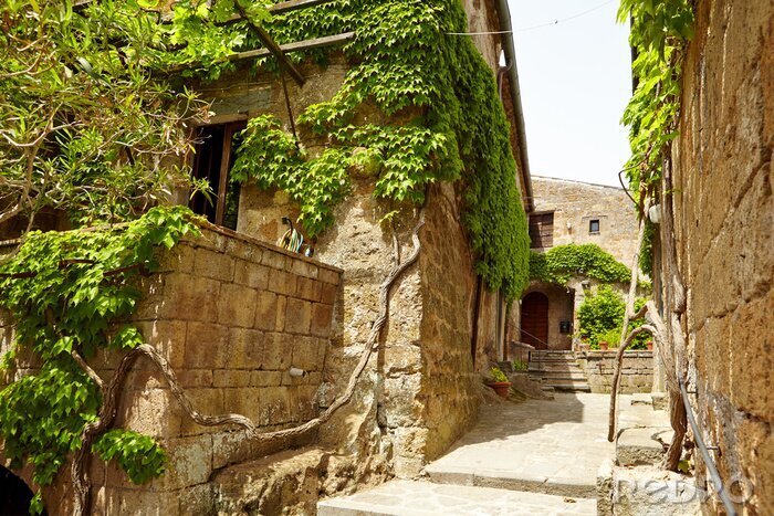 Fotobehang Oude kleine steen middeleeuwse straat in de historische stad, Italië
