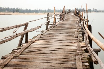 Fotobehang Oude kromme houten brug