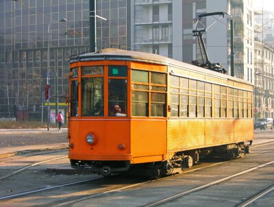 Oude oranje tram in Milaan, Italië