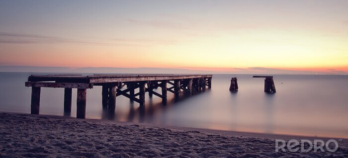 Fotobehang Oude Pier over een kalme zee