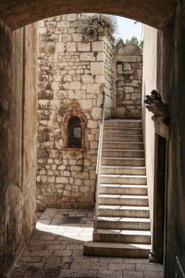 Fotobehang Oude stad passage met trap en muur heiligdom in Sibenik, Kroatië