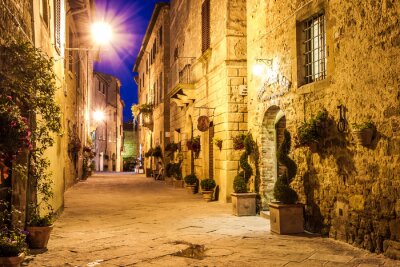 Fotobehang Oude stad van Pienza in Italië 's nachts.