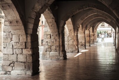 Fotobehang Oude stenen boog. Straat van Tarragona, Spanje