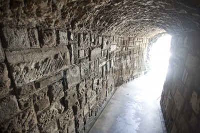 Fotobehang Oude stenen tunnel