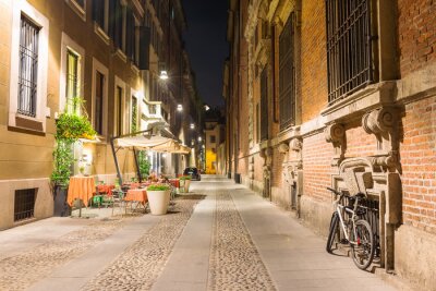 Oude straat in Milaan 's nachts, Italië