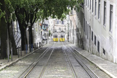 Fotobehang Oude trams in Lissabon, detail van een oude vervoer stad, oude kunst, het toerisme in de stad