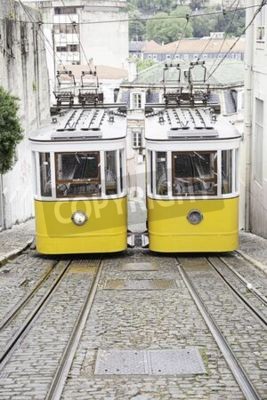 Fotobehang Oude trams in Lissabon, detail van een oude vervoer stad, oude kunst, het toerisme in de stad