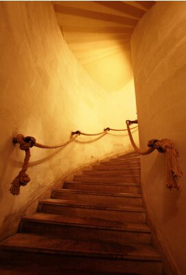 Fotobehang Oude trap in een strakke gang