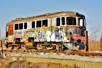 Fotobehang Oude trein met kleurrijke graffiti