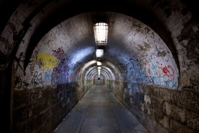 Fotobehang Oude tunnel met graffiti