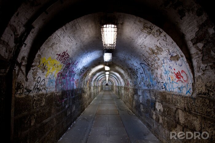 Fotobehang Oude tunnel met graffiti