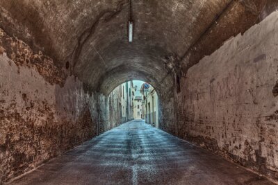 Oude voorstedelijke tunnel