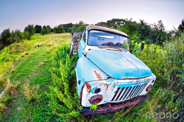 Fotobehang Oude vrachtwagen in het veld.