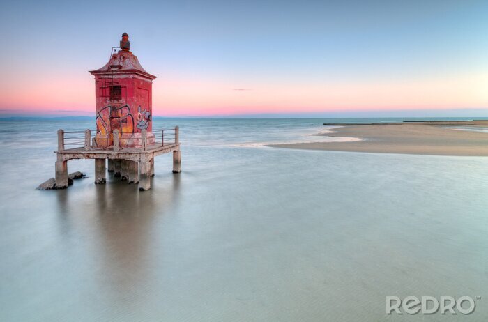 Fotobehang Oude vuurtoren met graffiti