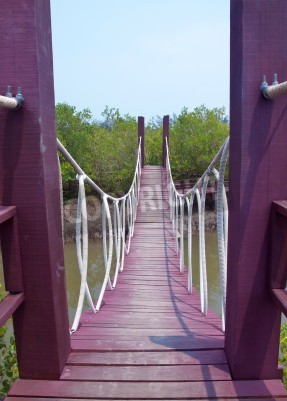 Fotobehang Paarse hangbrug over een kanaal