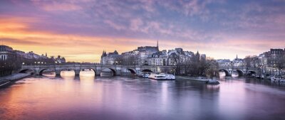 Paarse lucht boven de Parijse rivier