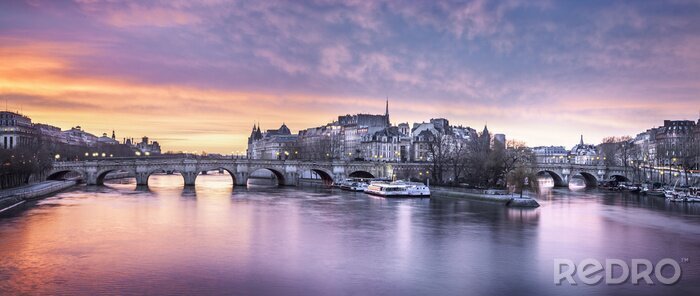 Fotobehang Paarse lucht boven de Parijse rivier