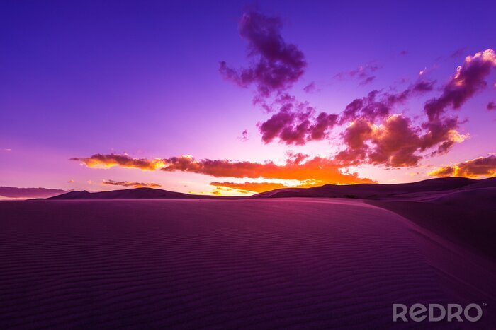 Fotobehang Paarse lucht boven de woestijn