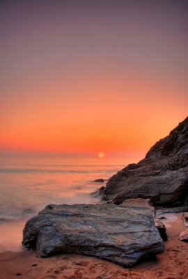 Paarse zonsondergang boven de zee