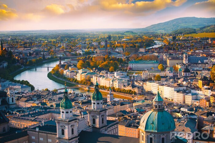 Fotobehang Panorama uitzicht over de stad Salzburg met de rivier de Salzach