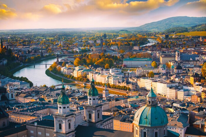 Fotobehang Panorama uitzicht over de stad Salzburg met de rivier de Salzach