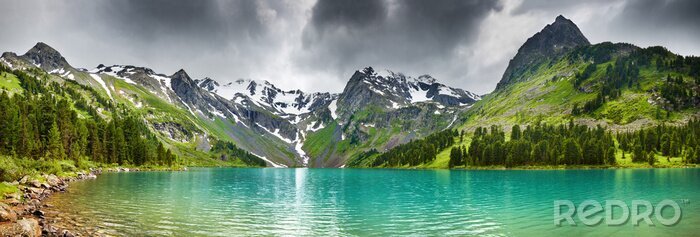 Fotobehang Panorama van een bergmeer en bergtoppen