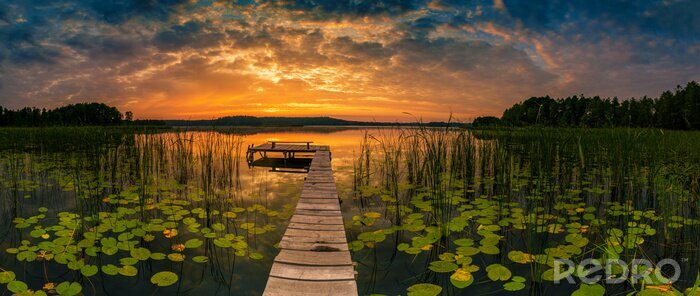 Fotobehang Panorama van een prachtige zonsopgang boven het meer