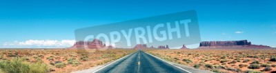 Fotobehang Panorama van een weg in de woestijn