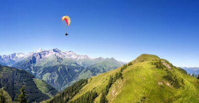 Fotobehang Paragliding boven de bergen