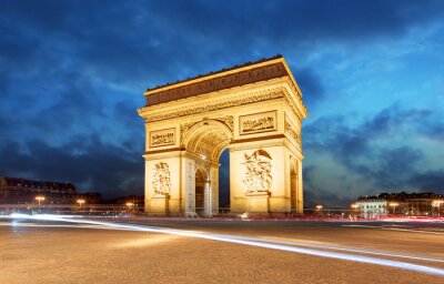 Parijs bij nacht en de verlichte Arc de Triomphe