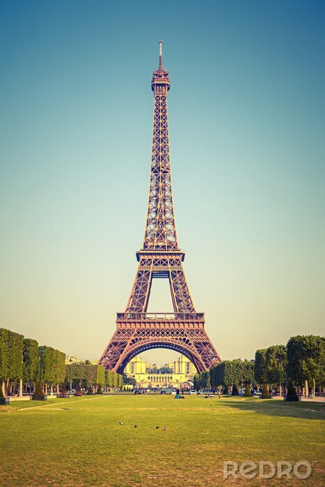 Fotobehang Parijs Eiffeltoren aan een wolkenloze hemel