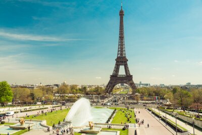 Parijs en de Eiffeltoren op een zonnige dag