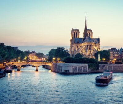 Fotobehang Parijs Seine en kathedraal in de avond