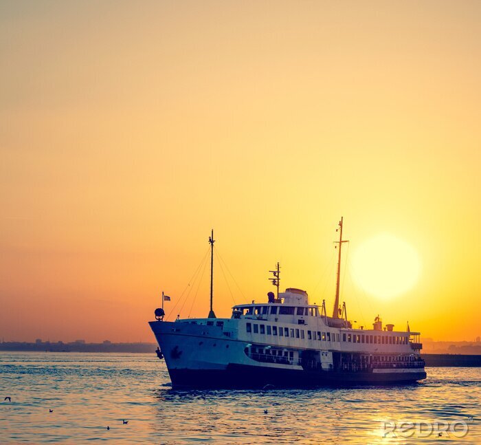 Fotobehang Passagiersschip bij zonsondergang.